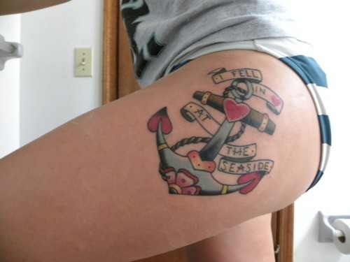 船锚纹身，纹在大腿处，可谓恰当不过了