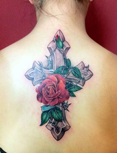 背部漂亮的十字架玫瑰纹身