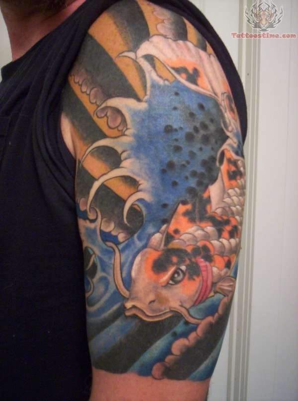 手臂上非常帅气的鲤鱼纹身