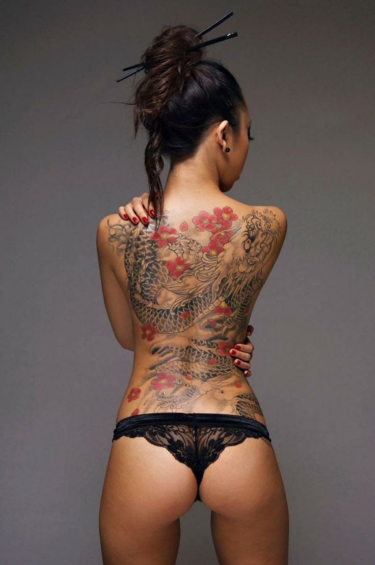 女性背部大气的中国龙纹身