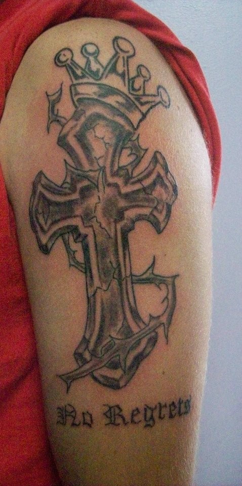 手臂上好看的十字架皇冠纹身