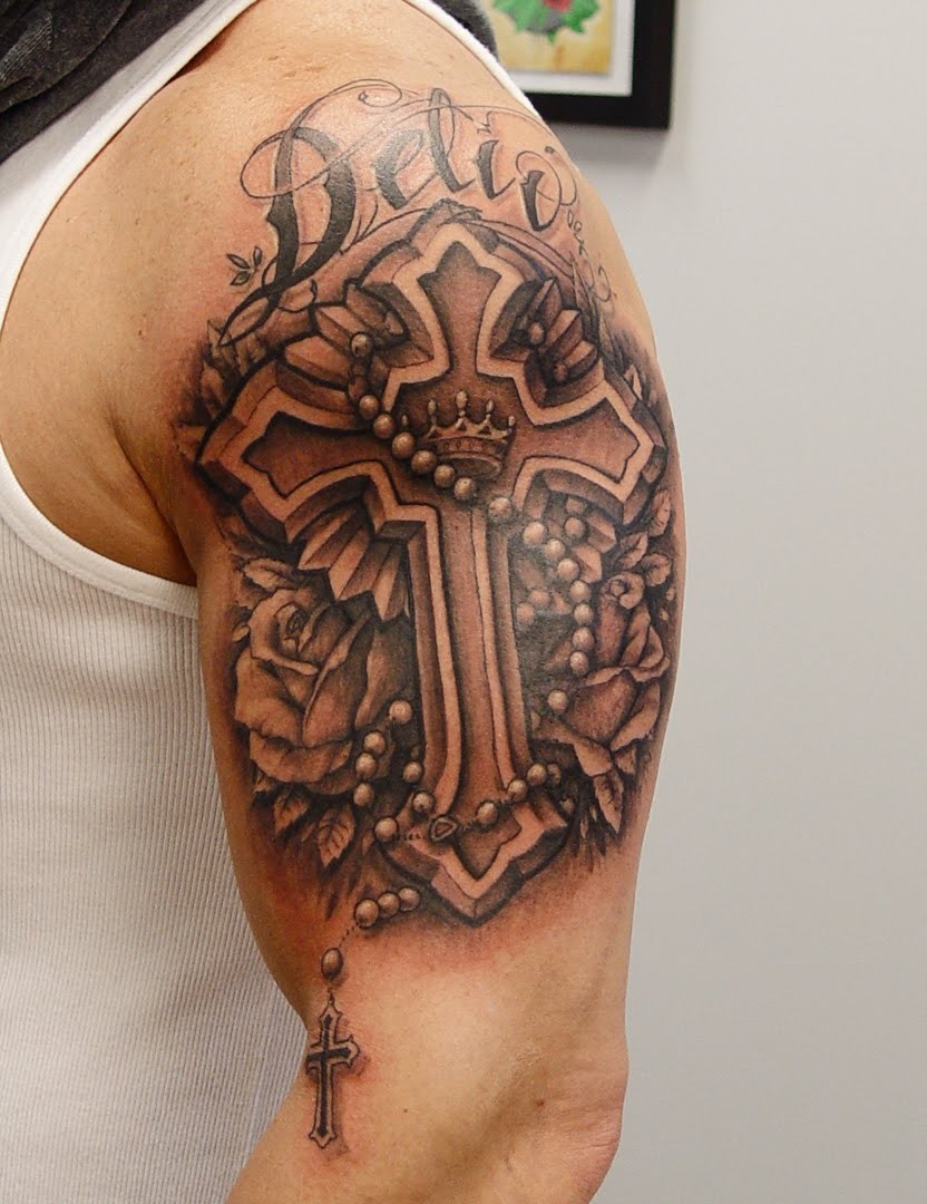 手臂上时尚个性的十字架纹身