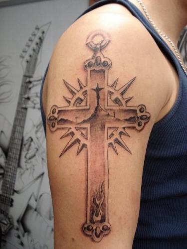 手臂上时尚个性的十字架纹身