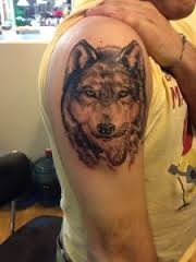 大臂上时尚的狼头纹身