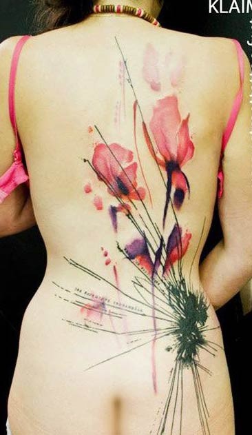 女性背部一款水墨画纹身