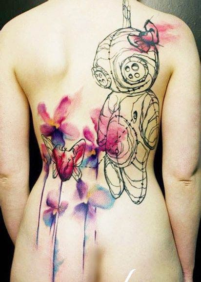 女性背部一款水墨画纹身