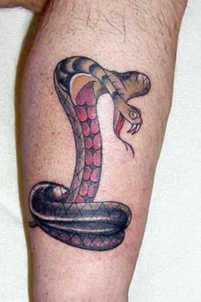 小腿部个性时尚的蛇纹身