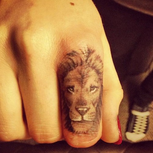 手指上小小的狮子头像纹身