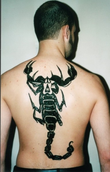 背部时尚帅气的蝎子图腾