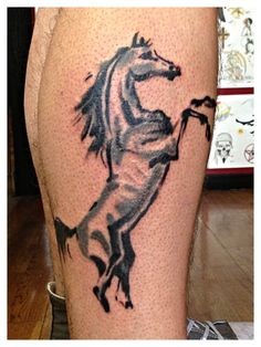 小腿部漂亮大气的马纹身