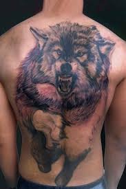 霸气的背部狼纹身