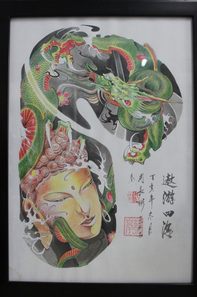 一张彩色大佛和中国龙组合的半胛纹身手稿