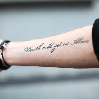 手臂上一条长长的英文纹身