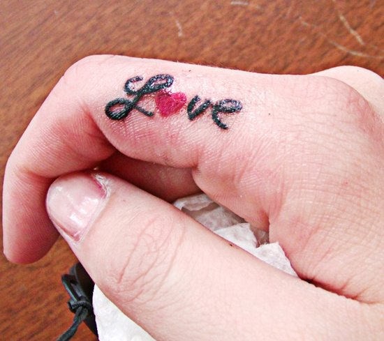 手指上love爱心纹身