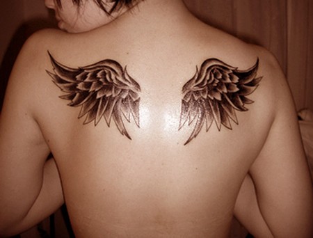 女性背部小小的天使翅膀纹身