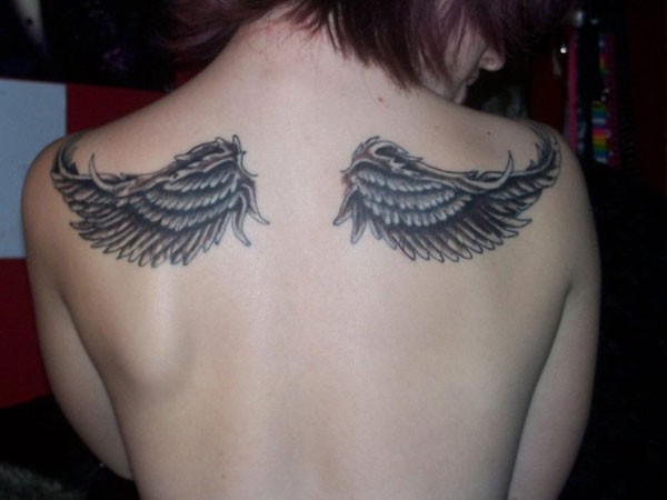 女性背部小小的天使翅膀纹身