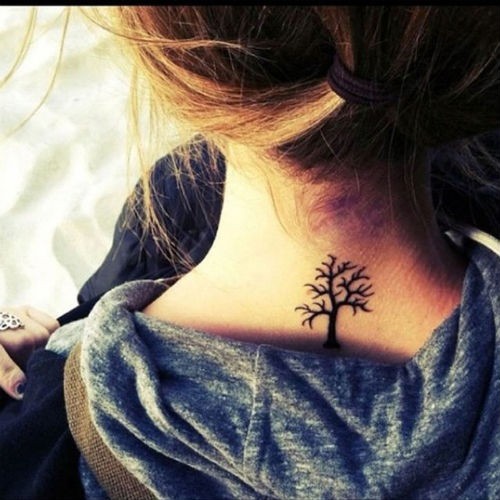 女孩子背部非常可爱小巧的纹身图案