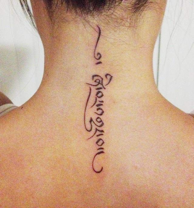 女性身上好看的神秘文字    梵文纹身