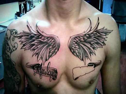 胸部个性十足的翅膀纹身