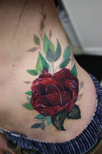 腰部漂亮的玫瑰纹身