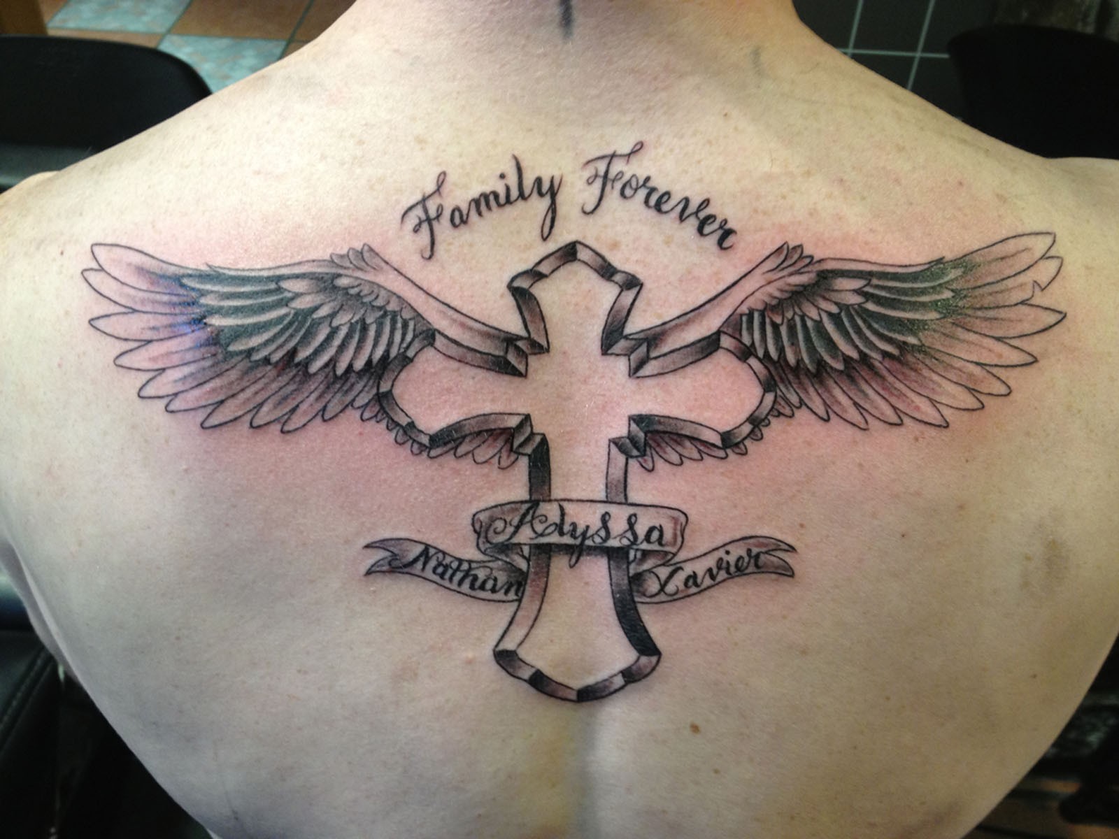 背部经典的十字架翅膀英文纹身
