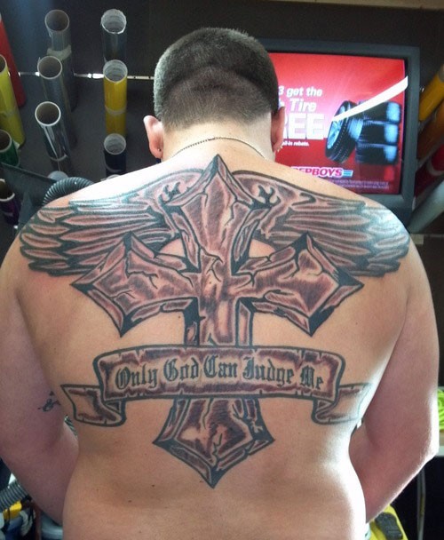 背部经典的十字架翅膀英文纹身