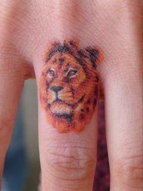 手指上时尚的小动物头像纹身