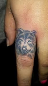 手指上时尚的小动物头像纹身