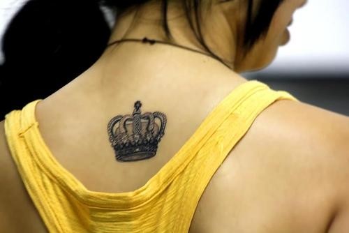 女孩子背部潮流的皇冠纹身