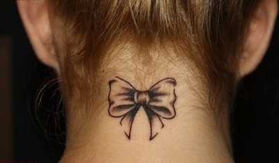女孩颈部小小的蝴蝶结纹身