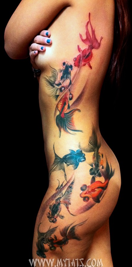 纹身艺术家露西的腹部纹身作品