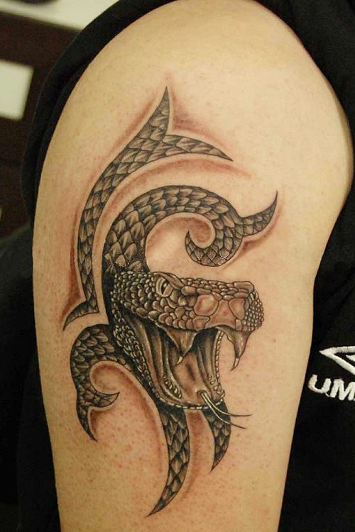 手臂上一款帅气的蛇纹身