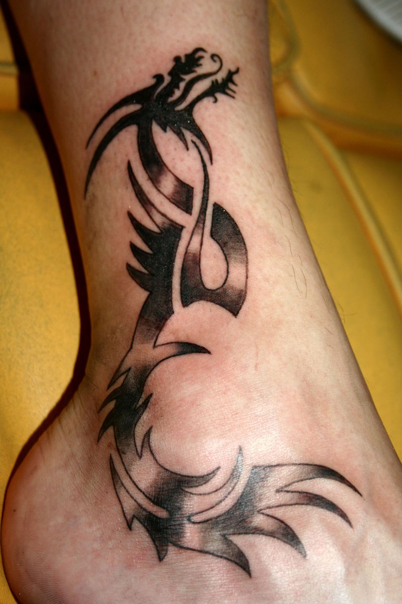 脚踝处一条个性的龙纹身