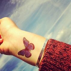 手腕处漂亮唯美的蝴蝶纹身