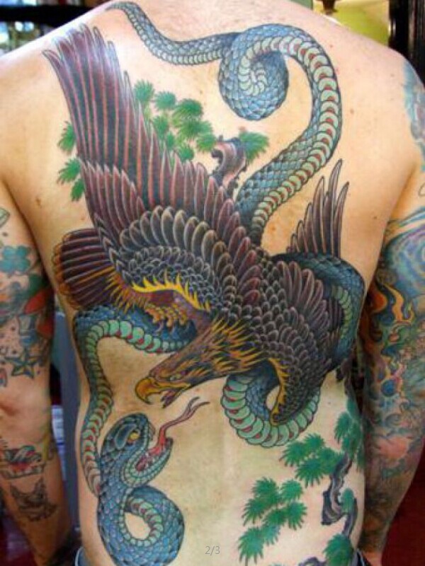 满背个性的老鹰蛇纹身