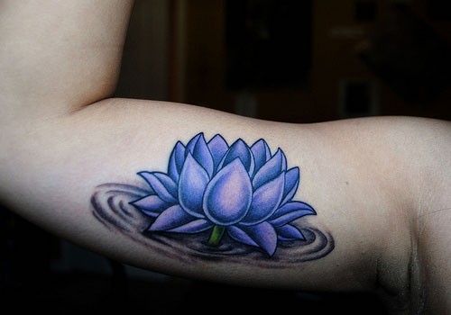 手臂上漂亮时尚的莲花纹身