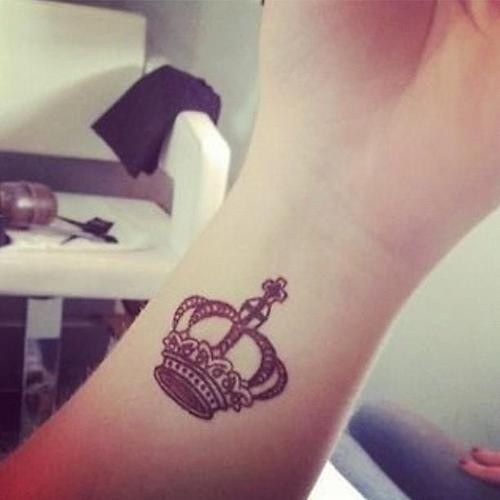 手腕漂亮的适合女孩子的皇冠纹身