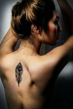 女性背部唯美漂亮的羽毛纹身