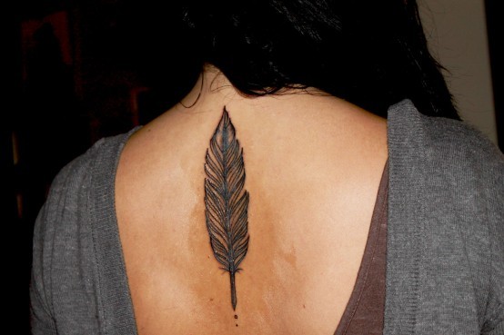 女性背部唯美漂亮的羽毛纹身