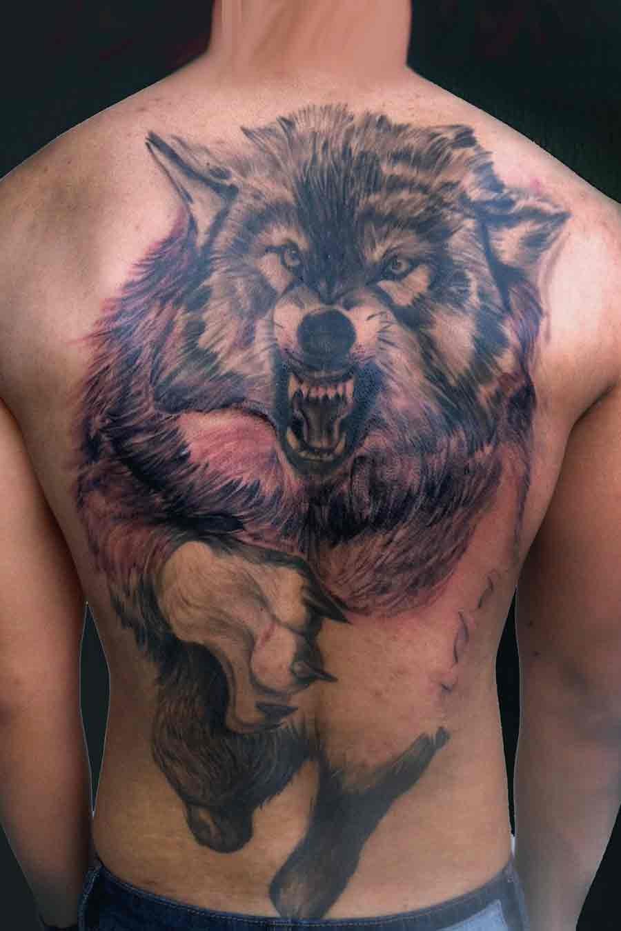 背部炫酷的狼纹身