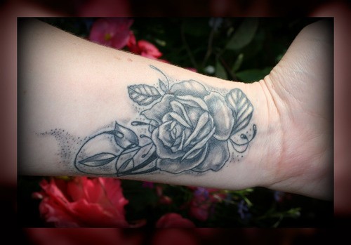 手腕漂亮唯美的玫瑰纹身