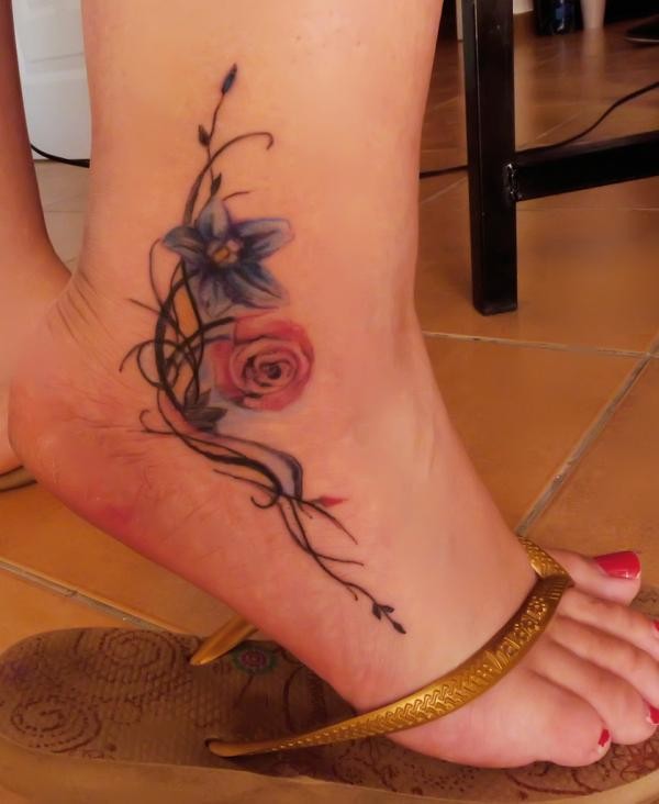 脚踝部漂亮唯美的玫瑰纹身