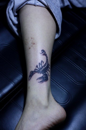小女生腿上的蝎子纹身