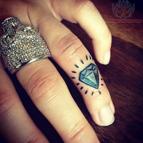 手指上漂亮好看的小小钻石纹身