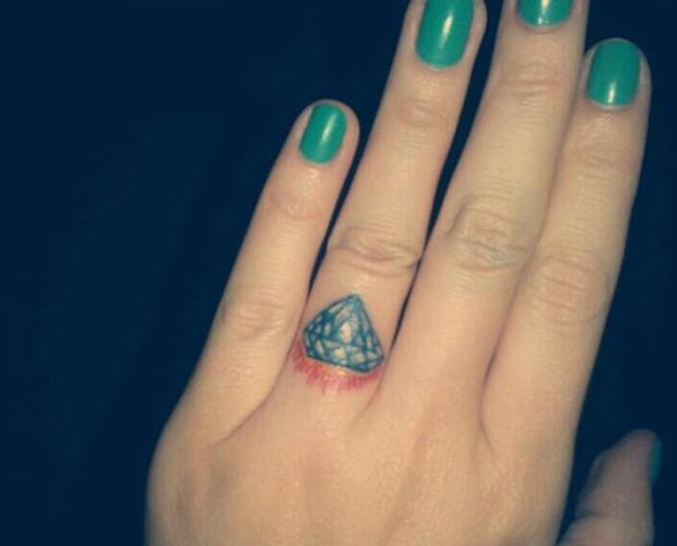 手指上漂亮好看的小小钻石纹身