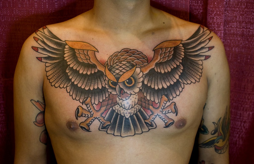 胸部个性时尚的猫头鹰纹身