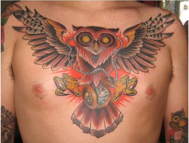 胸部个性时尚的猫头鹰纹身