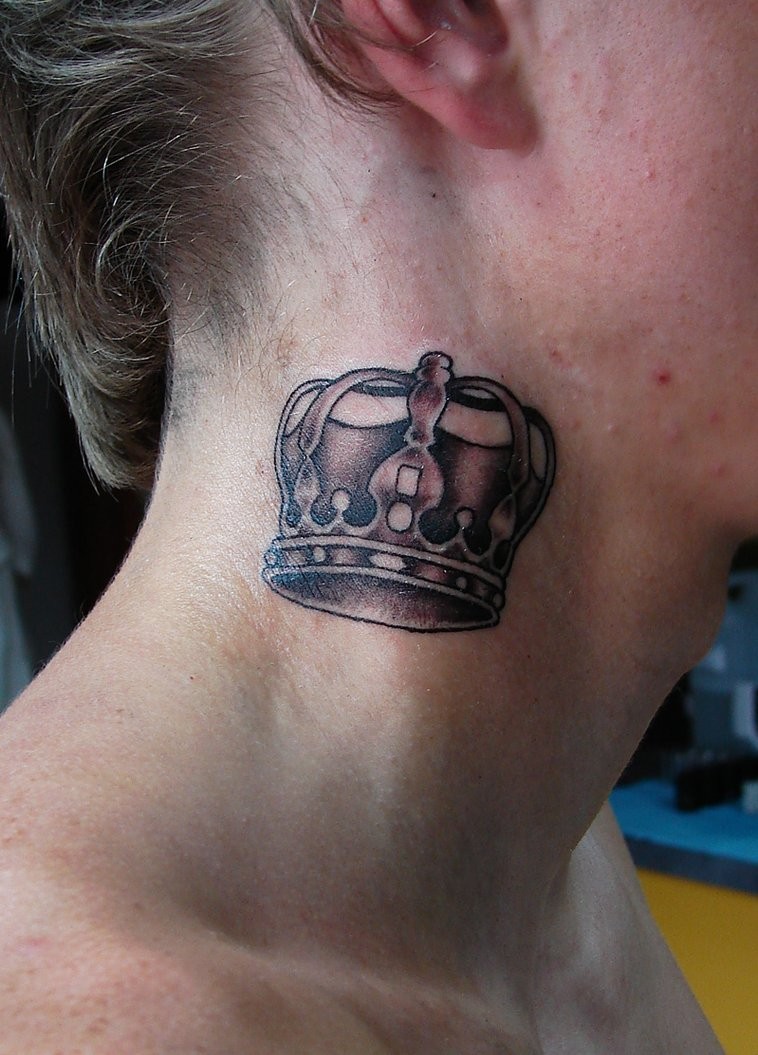 颈部好看的皇冠纹身