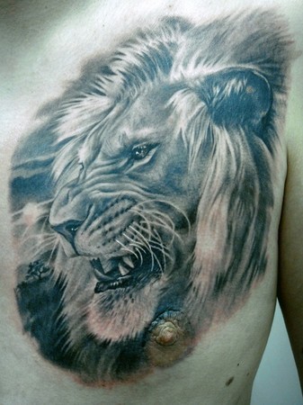 胸部霸气的狮子头像纹身