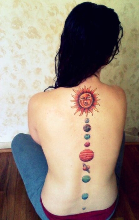 女生背部漂亮好看的太阳纹身